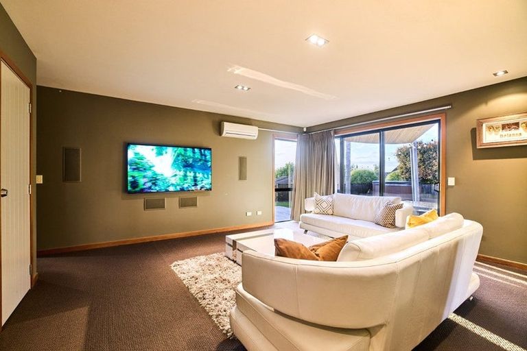 Photo of property in 17 Fernloche Place, Flat Bush, Auckland, 2016