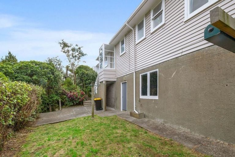 Photo of property in 16 Kereru Bend, Tawa, Wellington, 5028