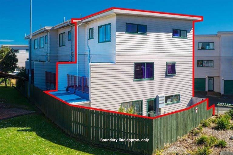 Photo of property in 20/1 Briar Way, New Lynn, Auckland, 0600