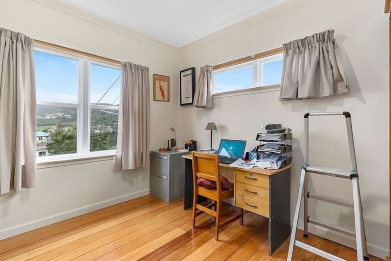 Photo of property in 9 Victory Crescent, Tawa, Wellington, 5028