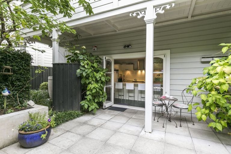 Photo of property in 11 Tinakori Road, Thorndon, Wellington, 6011