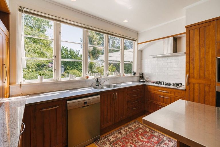 Photo of property in 200 Aokautere Drive, Fitzherbert, Palmerston North, 4471