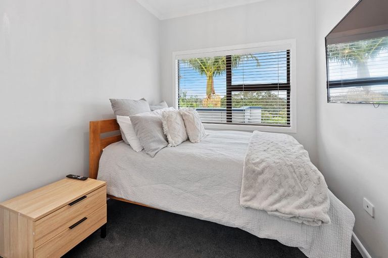 Photo of property in 1/884 Beach Road, Waiake, Auckland, 0630