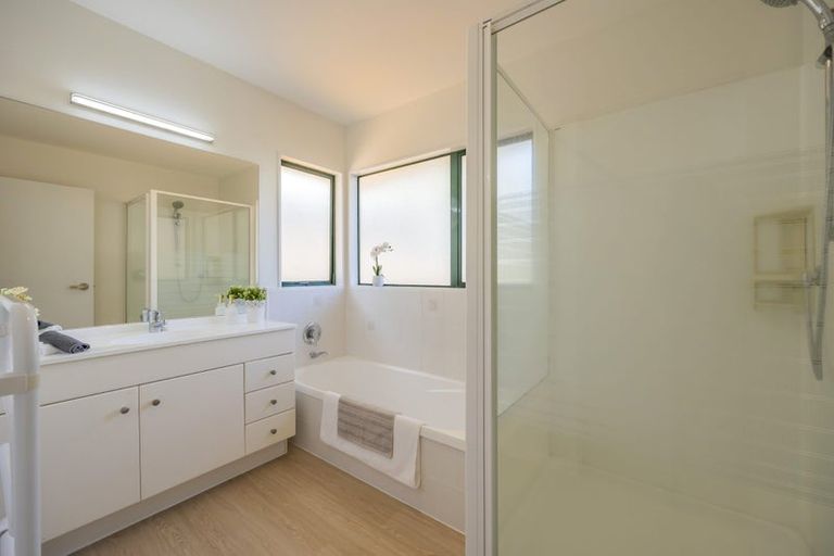 Photo of property in 16 Taroka Close, Pinehill, Auckland, 0632