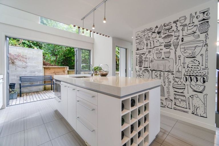 Photo of property in 44 Maida Vale Road, Roseneath, Wellington, 6011