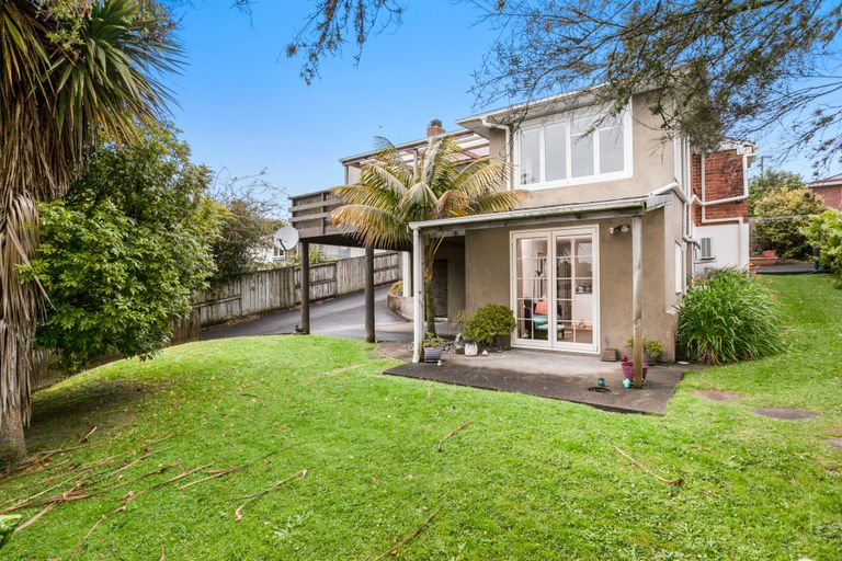 Photo of property in 32 Evans Road, Glen Eden, Auckland, 0602