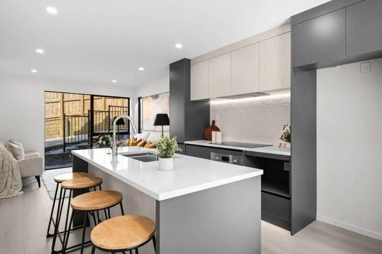 Photo of property in 7b Maroubra Place, Botany Downs, Auckland, 2010