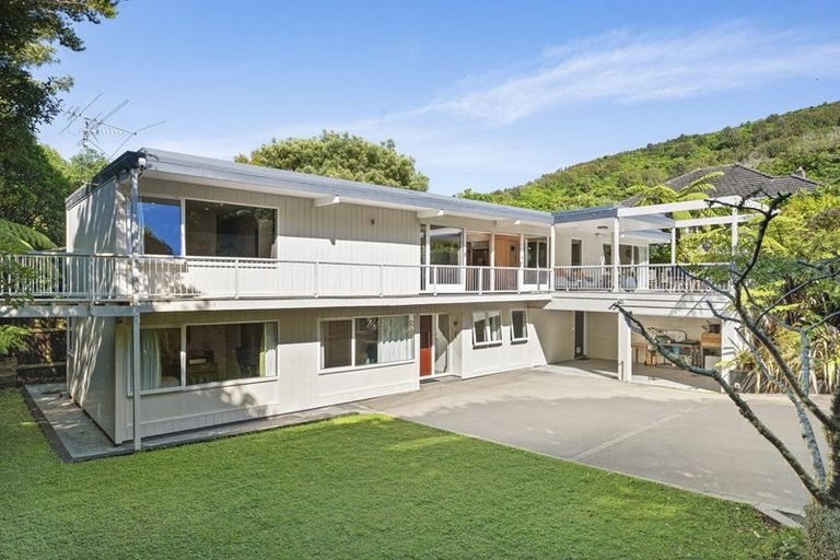 Photo of property in 5 Glentui Grove, Khandallah, Wellington, 6035