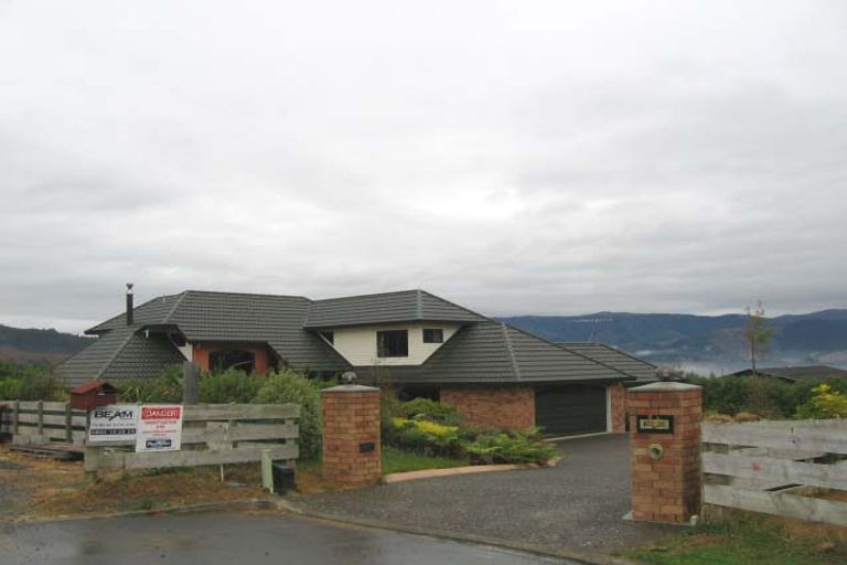 Photo of property in 8a Grace Nicholls Grove, Riverstone Terraces, Upper Hutt, 5018