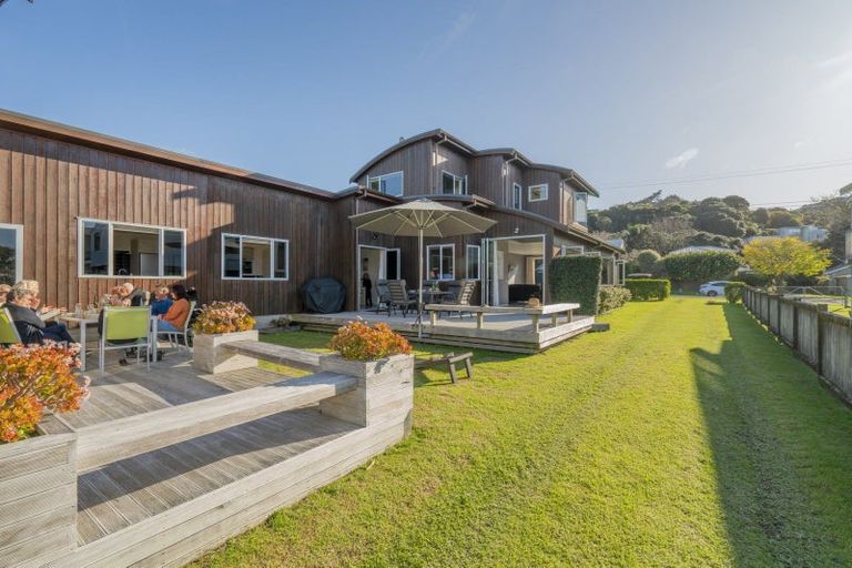 Photo of property in 17 Hahei Beach Road, Hahei, Whitianga, 3591