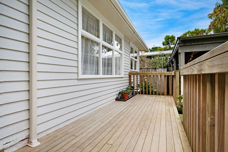 Photo of property in 2/615 Swanson Road, Swanson, Auckland, 0612