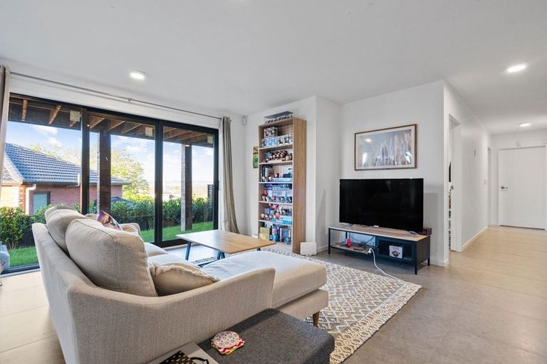 Photo of property in 13 Bartells Drive, Goodwood Heights, Auckland, 2105