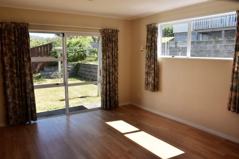 Photo of property in 7 Taylor Terrace, Tawa, Wellington, 5028