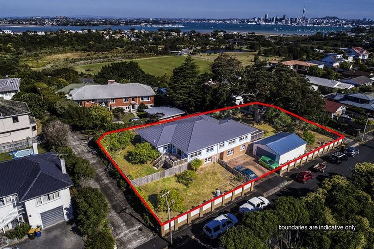Photo of property in 24 Howard Road, Northcote, Auckland, 0627