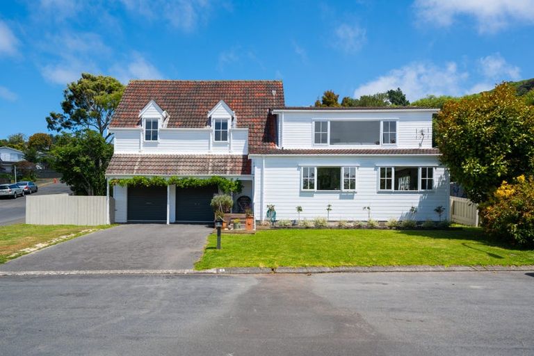 Photo of property in 2 Newnham Court, Tawa, Wellington, 5028