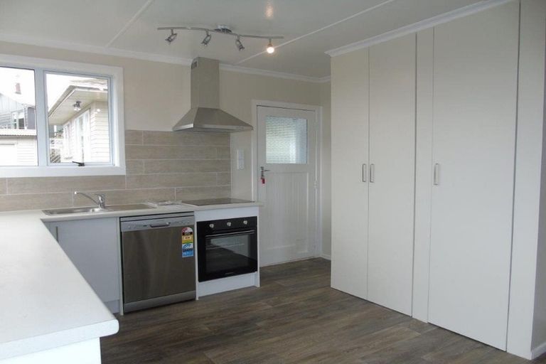 Photo of property in 38 Brooker Grove, Newlands, Wellington, 6037