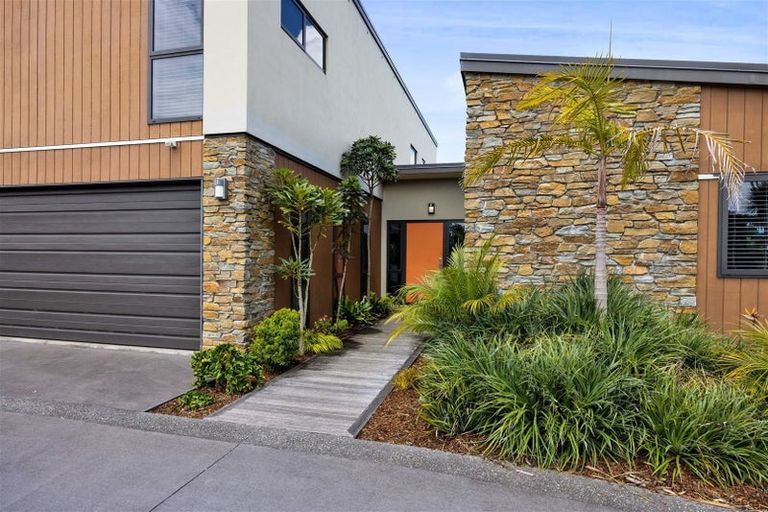 Photo of property in 1b Links Drive, Waiwhakaiho, New Plymouth, 4312