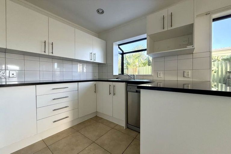 Photo of property in 6 Durham Street, Te Atatu Peninsula, Auckland, 0610