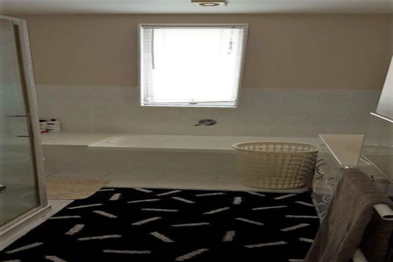 Photo of property in 24/3 Hulme Place, Henderson, Auckland, 0612