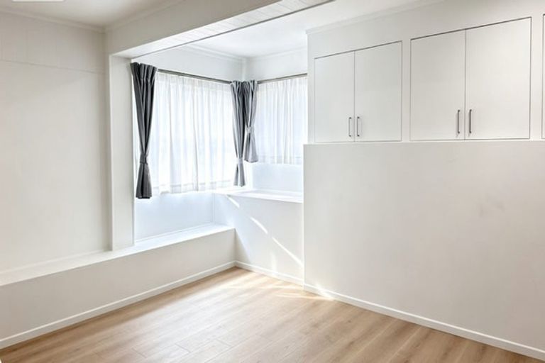 Photo of property in 4 Ayton Drive, Totara Vale, Auckland, 0629