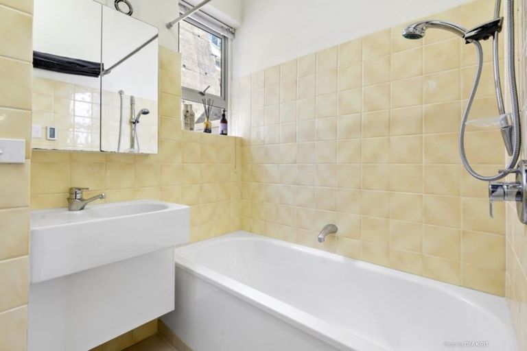 Photo of property in Anscombe Apartments, 212 Oriental Parade, Oriental Bay, Wellington, 6011