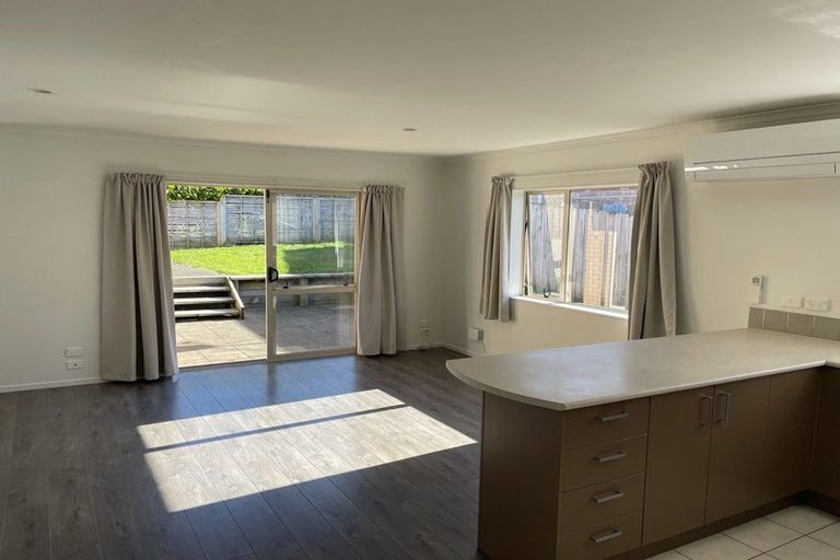Photo of property in 35 Chesterfield Way, Orewa, 0931