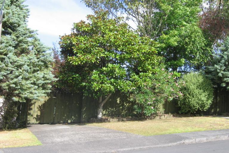 Photo of property in 1 Wanita Place, Totara Vale, Auckland, 0629