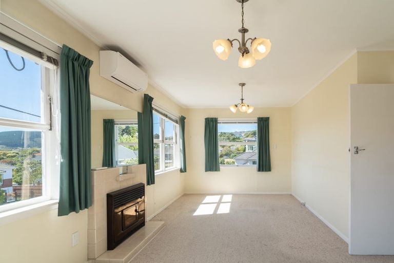 Photo of property in 27 Larsen Crescent, Tawa, Wellington, 5028