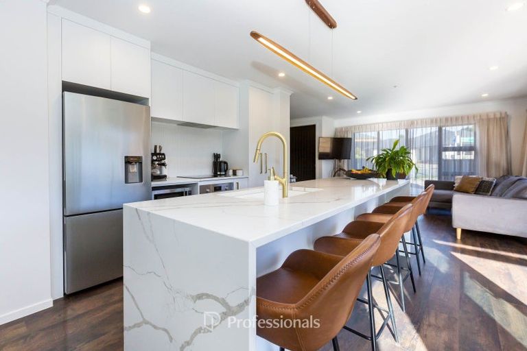 Photo of property in 22 Rewarewa Way, Timberlea, Upper Hutt, 5018