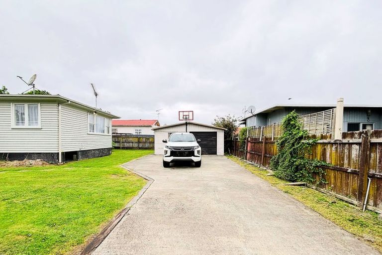 Photo of property in 12a Waiari Road, Conifer Grove, Takanini, 2112