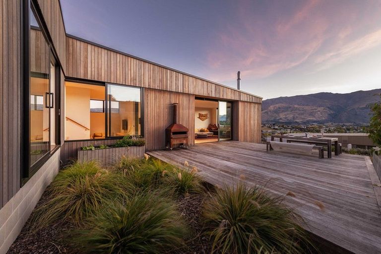 Photo of property in 6 Akitu Rise, Wanaka, 9305