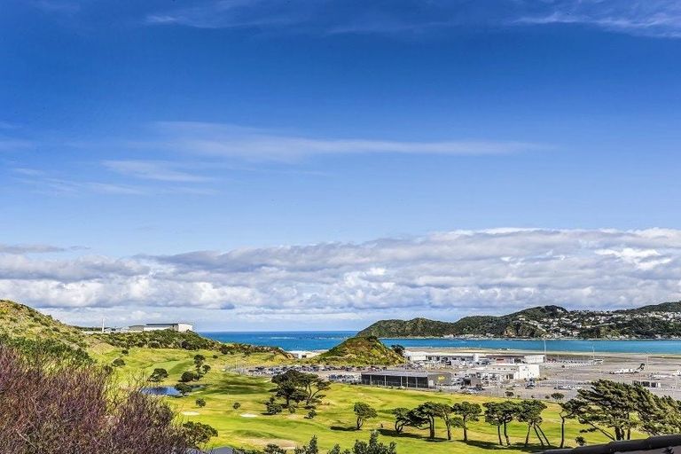 Photo of property in 5 Bunker Way, Strathmore Park, Wellington, 6022