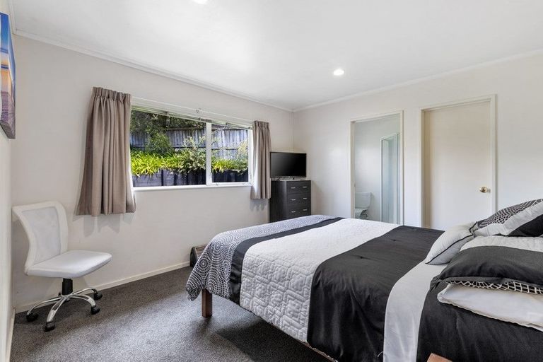 Photo of property in 2/8 Bronzewing Terrace, Unsworth Heights, Auckland, 0632