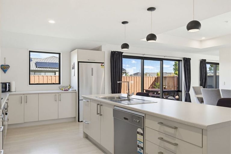 Photo of property in 10 Shillingford Boulevard, Rolleston, 7615
