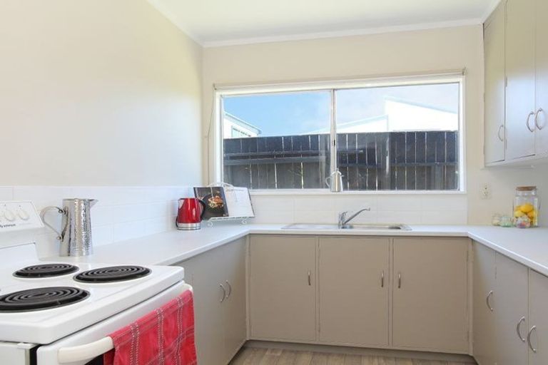Photo of property in 9 Chetwode Grove, Newlands, Wellington, 6037