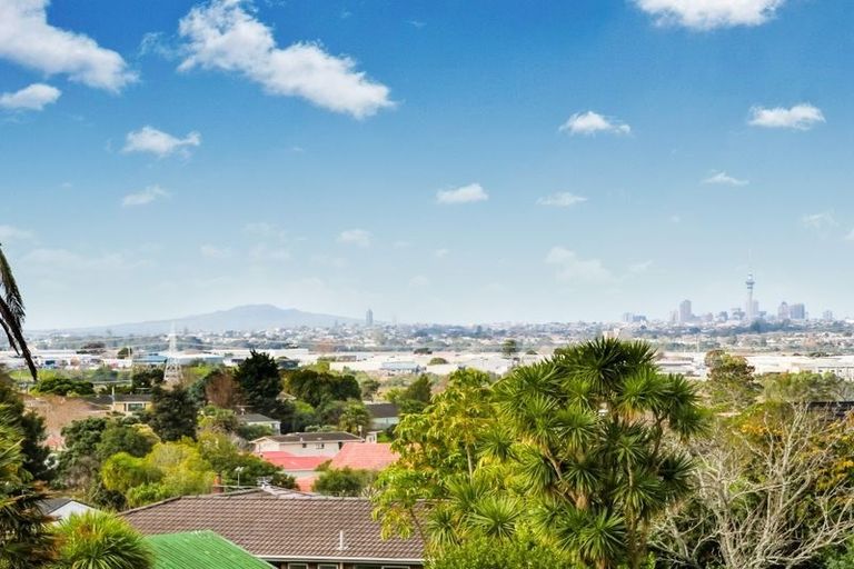 Photo of property in 12 Cron Avenue, Te Atatu South, Auckland, 0610