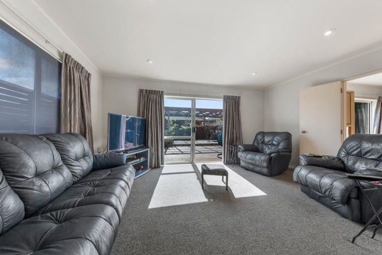 Photo of property in 2/25 Keswick Close, Northpark, Auckland, 2013
