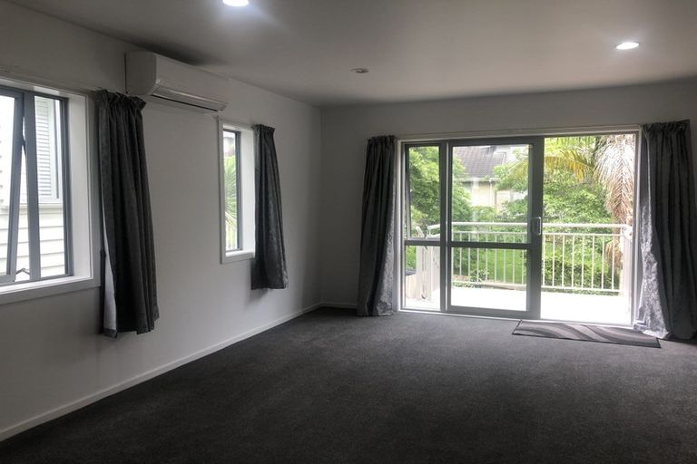 Photo of property in 2/4 John Jennings Drive, Oteha, Auckland, 0632