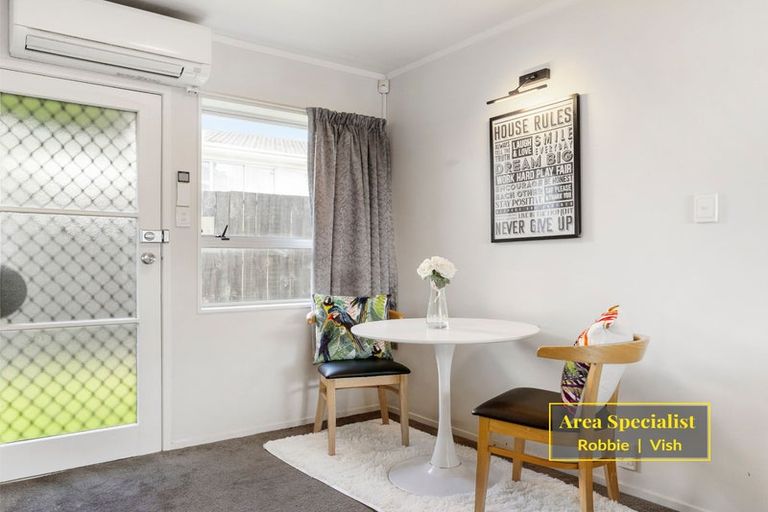 Photo of property in 2/94 Lynwood Road, New Lynn, Auckland, 0600