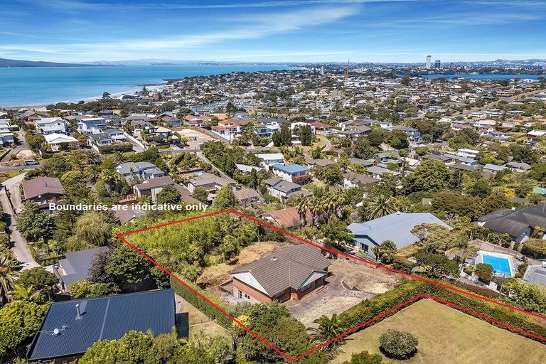 Photo of property in 28 Parr Terrace, Castor Bay, Auckland, 0620