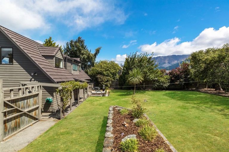 Photo of property in 9 Larch Court, Kelvin Heights, Queenstown, 9300