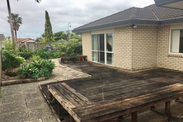 Photo of property in 10 Newry Close, East Tamaki Heights, Auckland, 2016