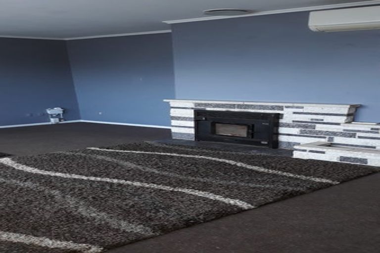 Photo of property in 5 Alder Place, Newlands, Wellington, 6037