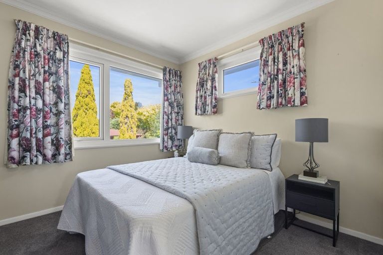 Photo of property in 1 Athlone Place, Hokowhitu, Palmerston North, 4410