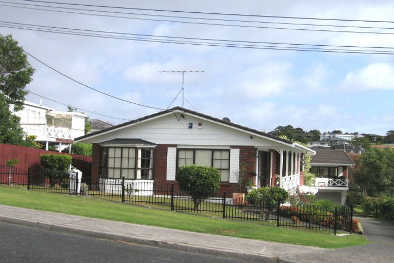 Photo of property in 1/4 Penning Road, Castor Bay, Auckland, 0620