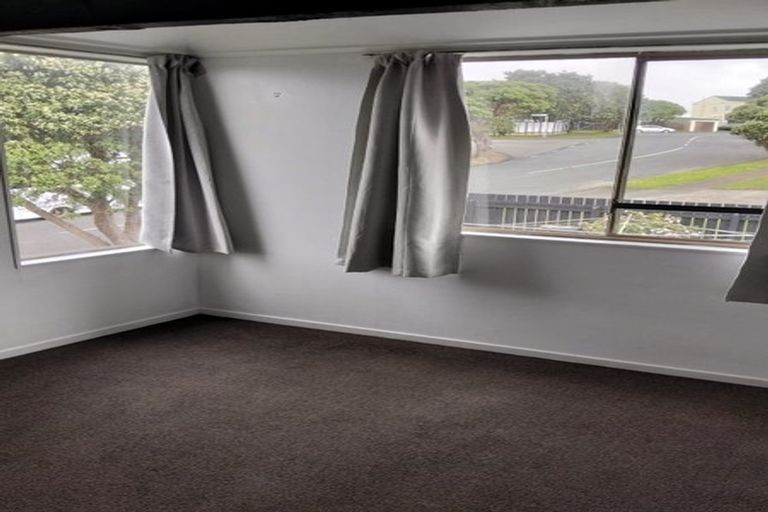 Photo of property in 112 Akaroa Drive, Maupuia, Wellington, 6022