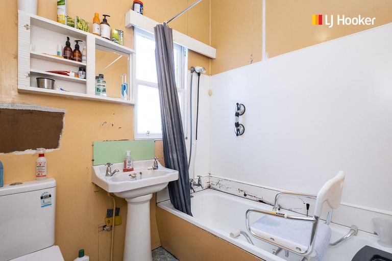 Photo of property in 74 Hargest Crescent, Saint Clair, Dunedin, 9012