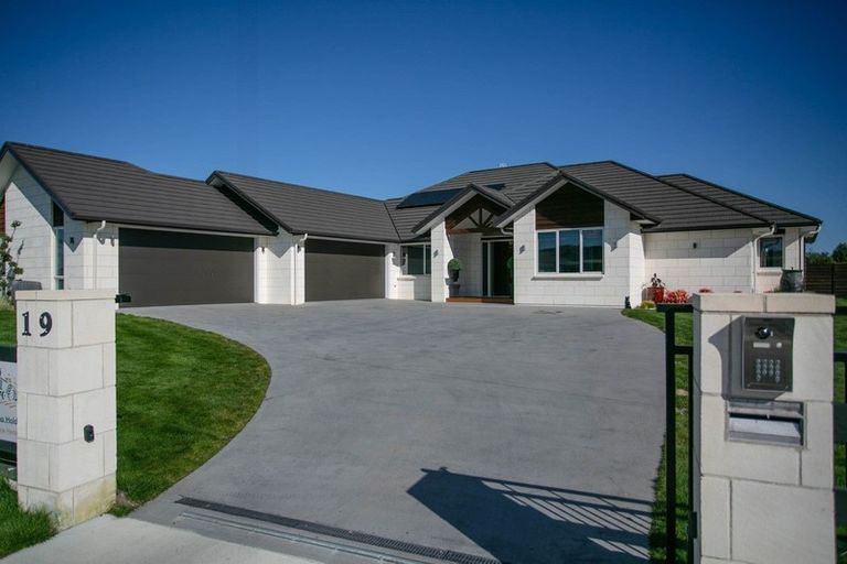 Photo of property in 19 Mike Smith Drive, Cambridge, 3434