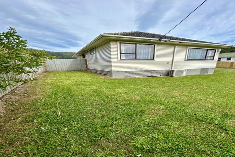 Photo of property in 3 Hanson Grove, Stokes Valley, Lower Hutt, 5019