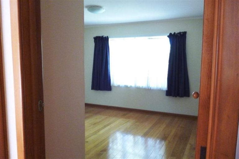 Photo of property in 4 Castaing Crescent, Te Atatu South, Auckland, 0610